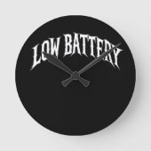 NIEDRIGE BATTERIE Verzerrtes Gothic-Text-Design Runde Wanduhr (Vorderseite)