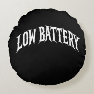 NIEDRIGE BATTERIE Verzerrtes Gothic-Text-Design Rundes Kissen