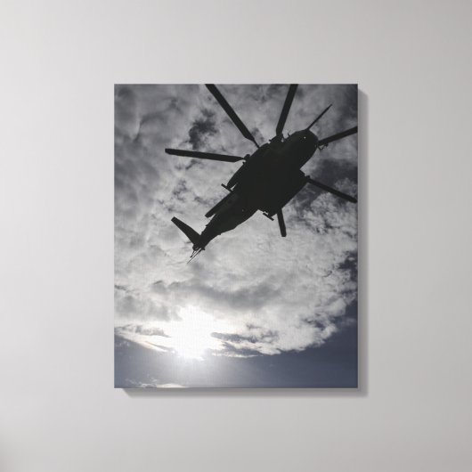 Niedrige Winkelansicht eines CH-53E Leinwanddruck (Vorderseite)