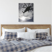 Niedrige Winkelansicht eines CH-53E Leinwanddruck (Insitu (Schlafzimmer))