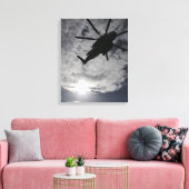 Niedrige Winkelansicht eines CH-53E Leinwanddruck (Insitu (Wohnzimmer))