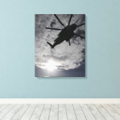 Niedrige Winkelansicht eines CH-53E Leinwanddruck (Insitu (Holzboden))