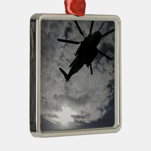 Niedrige Winkelansicht eines CH-53E Ornament Aus Metall (Rechts)