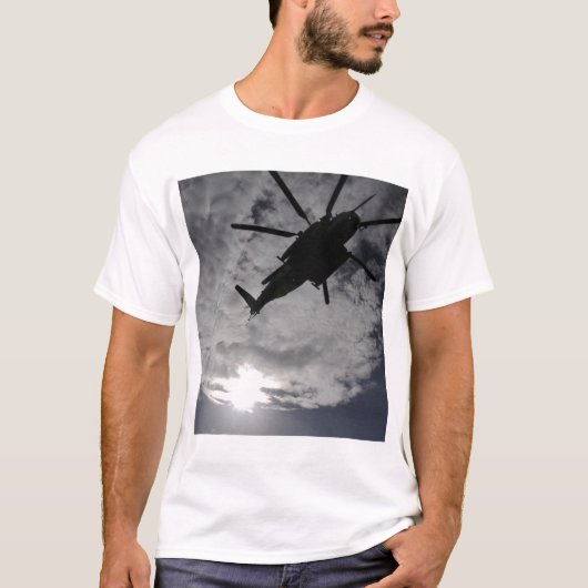 Niedrige Winkelansicht eines CH-53E T-Shirt (Vorderseite)