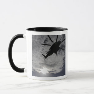 Niedrige Winkelansicht eines CH-53E Tasse