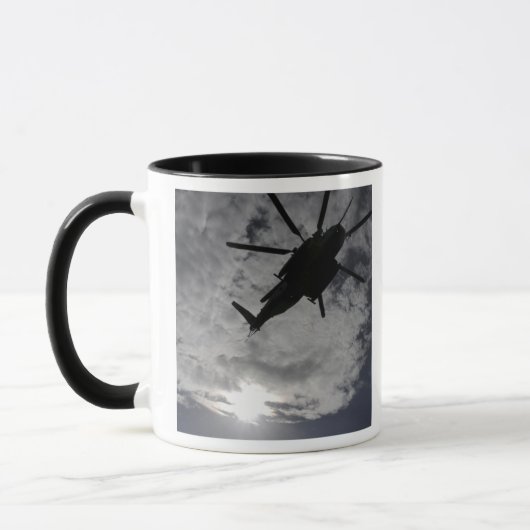 Niedrige Winkelansicht eines CH-53E Tasse (Links)