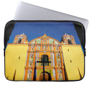 Niedrige Winkelsicht der gelben verzierten Kirche Laptopschutzhülle