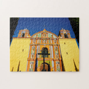 Niedrige Winkelsicht der gelben verzierten Kirche Puzzle