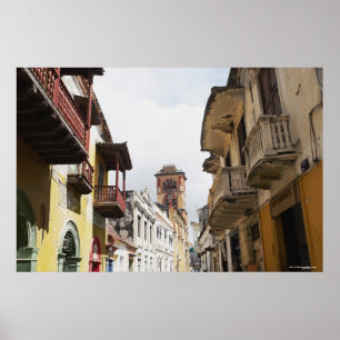 Niedrige Winkelsicht der Wohnungen entlang der Poster