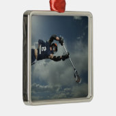 Niedrige Winkelsicht des JaiAlai-Spielerspringens Ornament Aus Metall (Rechts)