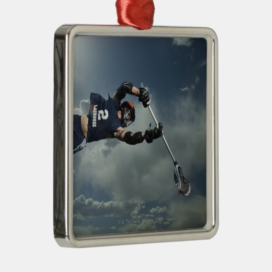 Niedrige Winkelsicht des JaiAlai-Spielerspringens Ornament Aus Metall (Rechts)