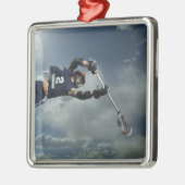 Niedrige Winkelsicht des JaiAlai-Spielerspringens Ornament Aus Metall (Links)