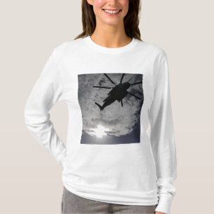 Niedrige Winkelsicht eines CH-53E T-Shirt