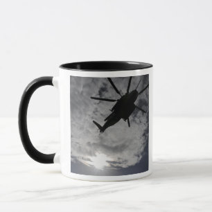 Niedrige Winkelsicht eines CH-53E Tasse