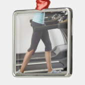 Niedriger Abschnitt der Frau gehend auf Tretmühle Ornament Aus Metall (Links)