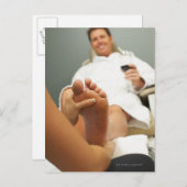 Niedriges Blickwinkel des Menschen bei Fußmassage Postkarte (Vorne/Hinten)