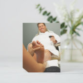 Niedriges Blickwinkel des Menschen bei Fußmassage Postkarte (Stehend Vorderseite)