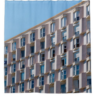 NIEDRIGES FOTO DES GRAUKONKRETEN GEBÄUDE DUSCHVORHANG