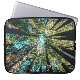 Niedrigwinkelfotografie von Bäumen tagsüber Laptopschutzhülle