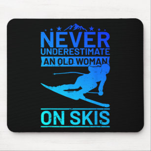 Niemals eine alte Frau auf Skiern unterschätzen Da Mousepad
