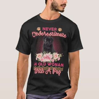Niemals eine alte Frau mit einem lustigen Pug unte T-Shirt