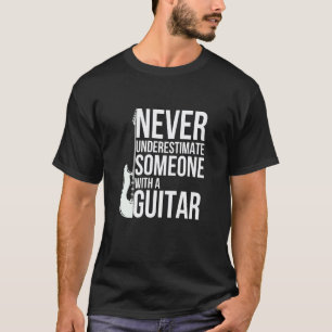 Niemals einen Menschen mit einer Gitarre unterschä T-Shirt