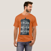 Niemals grausam oder feige. Niemals aufgeben. Niem T-Shirt (Vorne ganz)