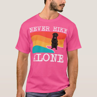 Niemals Hike allein flach beschichteter Retriever T-Shirt