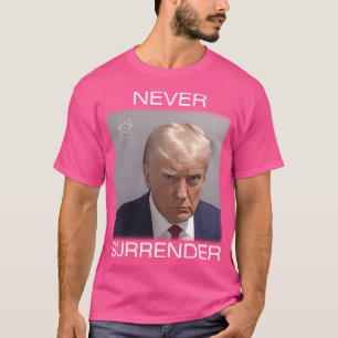 Niemals Kapitulation - Trump Mugshot (Weißer Text) T-Shirt