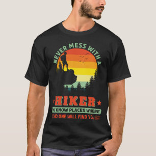 Niemals mit einem Hiker Funny Wandern im Freien T-Shirt