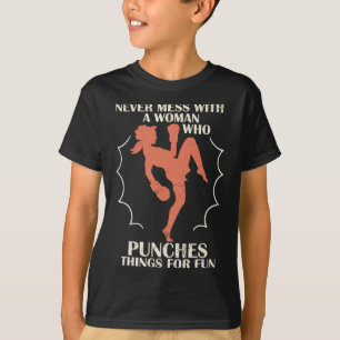 Niemals mit einer Frau anlegen, die aus Spaß Dinge T-Shirt