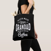 Niemals mit Grandad vor Kaffee durchgehen Tasche (Von Nahem)