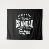 Niemals mit Grandad vor Kaffee durchgehen Wandteppich (Vorderseite (Horizontal))