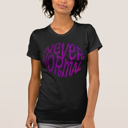 Niemals Normales Lila Textdesign T-Shirt (Vorderseite)