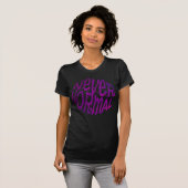 Niemals Normales Lila Textdesign T-Shirt (Vorne ganz)