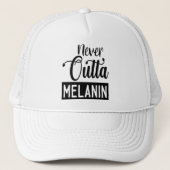 Niemals Outta Melanin Trucker Hat Truckerkappe (Vorderseite)