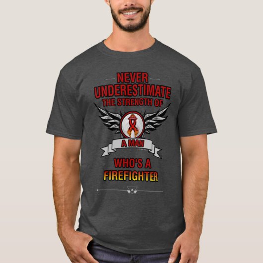 Niemals unterschätzen/Mann... Feuerwehrmann T-Shirt (Vorderseite)