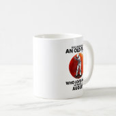 Niemals unterschätzen Old August Man Lieben Golf Kaffeetasse (VorderseiteRechts)