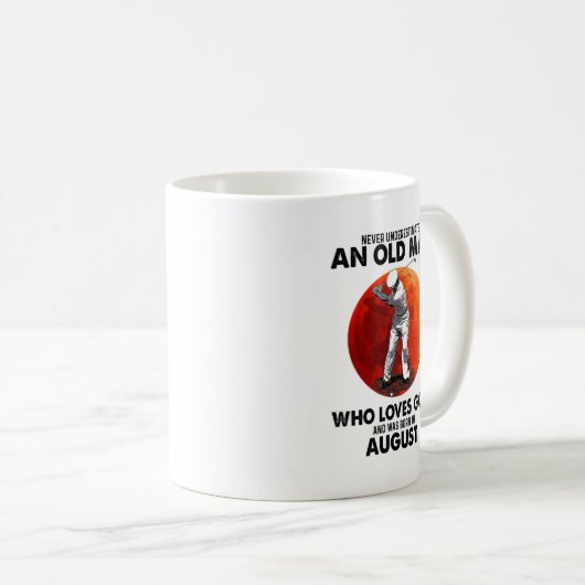 Niemals unterschätzen Old August Man Lieben Golf Kaffeetasse (VorderseiteRechts)