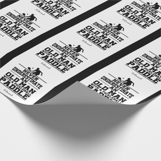 Niemals unterschätzen Old Man Funny Black Pickleba Geschenkpapier (Ecke)