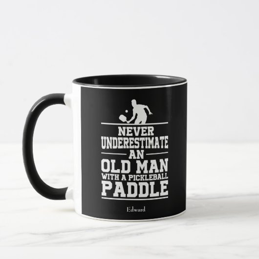 Niemals unterschätzen Old Man Funny Black Pickleba Tasse (Links)