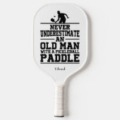 Niemals unterschätzen Old Man Funny White Pickleball Schläger (Rückseite)