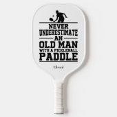 Niemals unterschätzen Old Man Funny White Pickleball Schläger (Vorderseite)