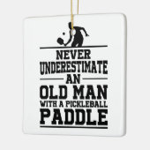 Niemals unterschätzen Old Man Pickleball Christmas Keramikornament (Links)