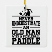 Niemals unterschätzen Old Man Pickleball Christmas Keramikornament (Vorderseite)
