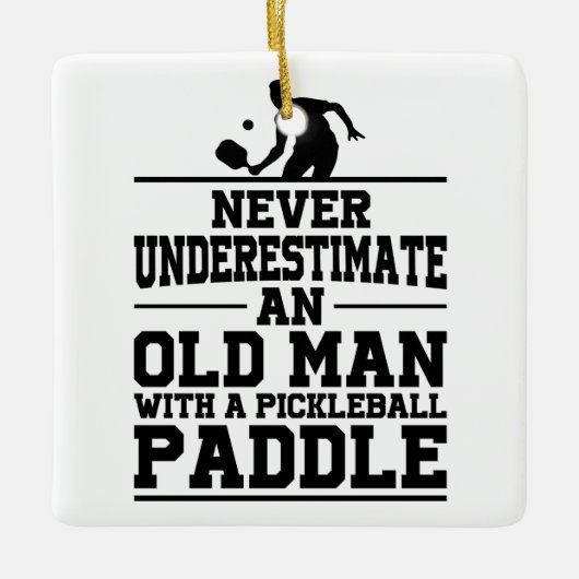 Niemals unterschätzen Old Man Pickleball Christmas Keramikornament (Vorderseite)