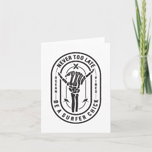 Niemals zu spät Skeleton Surfer Chick Ocean Vibes Karte