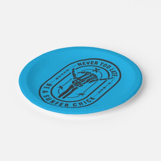 Niemals zu spät Skeleton Surfer Chick Ocean Vibes Pappteller (Schrägansicht)