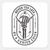 Niemals zu spät Skeleton Surfer Chick Ocean Vibes Quadratischer Aufkleber (Vorderseite)