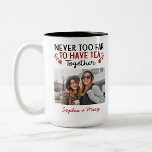 Niemals zu weit entfernt, um gemeinsam Tee zu trin Zweifarbige Tasse